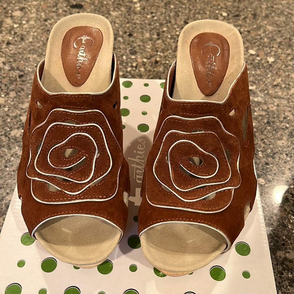 Super chic wooden open toe clog sandals in beautiful cognac color.